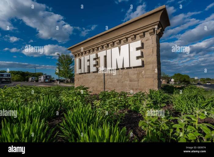 Fitness headquarters lifetime corporate chanhassen building minnesota alamy