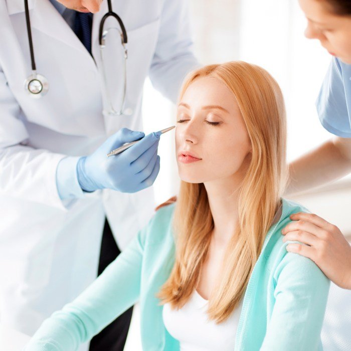 Plastic cosmetic surgeon surgeons vs doctor patch difference
