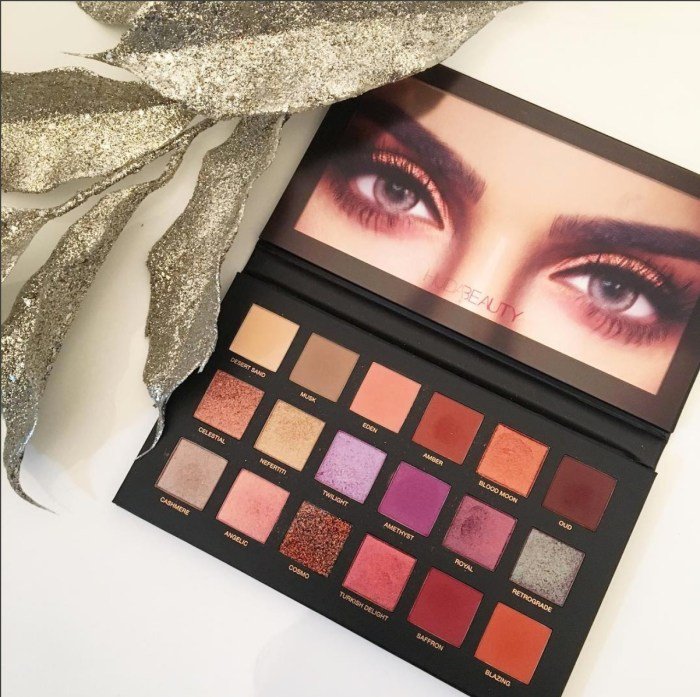 Eyeshadow palette huda beauty nude